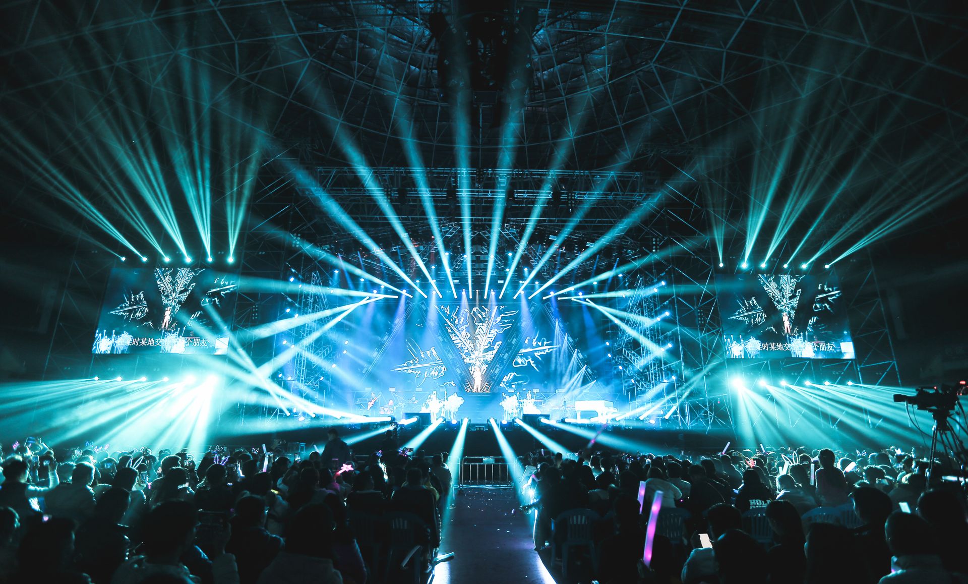 Luci laser sopra il pubblico