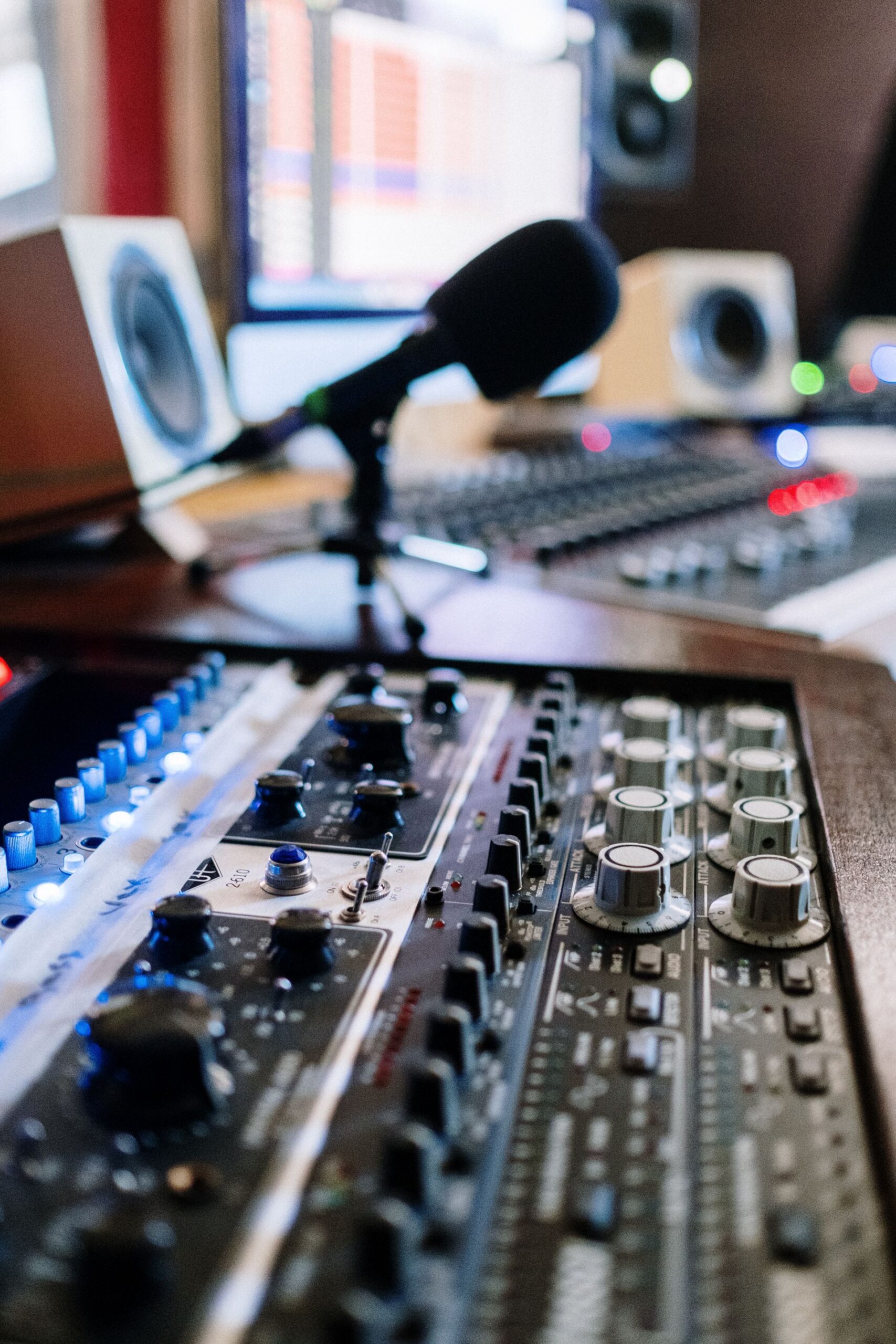 Mani su un mixer audio